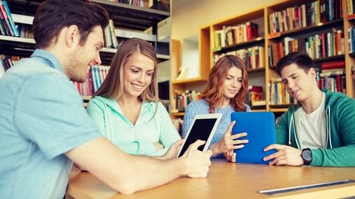 studenti mācās pie galda